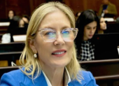 La asambleísta y madre del presidente, Annabella Azin, ejerció su derecho al voto.