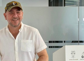 El ministro de Defensa, Gian Carlo Loffredo, ejerció su derecho al voto durante la jornada electoral.