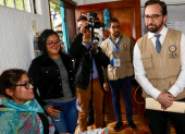 Observadores de la OEA supervisan el referéndum en Quito.
