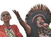 La ministra de Medio Ambiente de Brasil, Marina Silva (izquierda), y la ministra de los Pueblos Indígenas, Sonia Guajajara, participaron en la Marcha Global por el Clima en protesta por la defensa de los bosques, los derechos territoriales indígenas y la responsabilidad climática global.