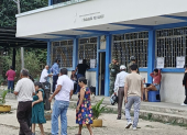 Ciudadanosen un recinto electoral de Manabí durante la jornada de consulta popular 2025.