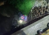 Durante el rescate de la mujer que cayó del puente.