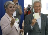 Combo de fotografías de los candidatos a la Presidencia de Chile Jeannette Jara y José Antonio Kast luego de votar este domingo.