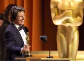 Tom Cruise recibe su primera estatuilla honorífica en los Governos Awards.