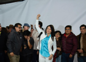 La presidente de la RC, Luisa González, salió a celebrar la victoria del No en el referéndum y consulta popular del 16 de noviembre de 2025.