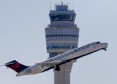 Fotografía de un avión Delta Air Lines pasando por la torre de control del Aeropuerto Internacional Hartsfield-Jackson, en Atlanta (Estados Unidos).