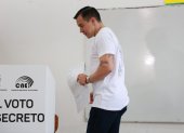 El presidente Daniel Noboa votó en Olón, Santa Elena.