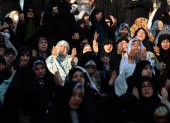 Mujeres iraníes rezan durante la oración por la lluvia en el santuario de Saleh, al norte de Teherán, Irán, el 14 de noviembre de 2025.