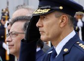 Fotografía que muestra al comandante de la Fuerza Aeroespacial Colombiana (FAC), general Luis Carlos Córdoba (d), y al presidente de Colombia, Gustavo Petro.