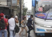 En los buses de transporte urbano, vendedores autónomos ofrecen diversos productos, desde caramelos hasta artículos de higiene personal.
