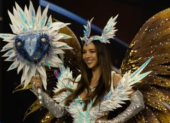 La Miss Ecuador, Nadia Mejía, desfila con su traje tipico.