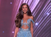 Nadia Mejía luce un vestido celeste en la competencia de gala en el Miss Universo 2025.