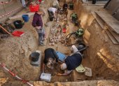 Empleados y voluntarios trabajan en la exhumación de víctimas de la represión durante la Guerra Civil Española en la provincia de Zaragoza, el 28 de octubre de 2025.