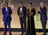 Salé (Marruecos), 19/11/2025.- Los marroquíes Achraf Hakimi y Ghizlane Chebbak posan para una foto tras recibir los premios al mejor jugador africano masculino y femenino, respectivamente, durante la ceremonia de los Premios de la Confederación Africana de Fútbol (CAF) 2025, celebrada en Rabat, Marruecos, el 19 de noviembre de 2025. Los Premios CAF reconocen el desempeño excepcional de futbolistas, entrenadores y equipos africanos durante el último año.
