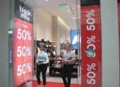Los locales comerciales aplican descuentos de hasta el 80 % para atraer clientela.