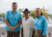 Aquiles Álvarez (i), alcalde de Guayaquil; Lourdes Tibán, prefecta de Cotopaxi; y Marcela Aguiñaga, prefecta del Guayas, en el Palacio Municipal de Guayaquil.