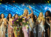 Victoria Kjaer y otras candidatas de Miss Universo 2024 durante su coronación.