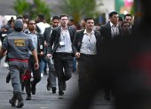 Personas evacuan la zona de negociaciones de la COP30 este jueves, en Belém (Brasil).