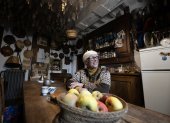 Isabella Dalla Ragione posa en su cocina con una canasta de manzanas de la colección de huertos de la fundación Archeologia Arborea, el 7 de noviembre de 2025.