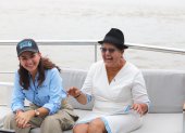 Marcela y Loudes, en un recorrido por el río Guayas.