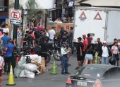 Escenario. Desde desechos acumulados hasta motocicletas sobre las aceras y personas libando, son escenas comunes frente al malecón.
===