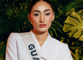 La representante de Guatemala celebra su clasificación al Top 30 durante la gala preliminar de Miss Universo 2025.