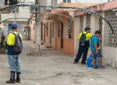 Captura de pantalla de un video que muestra a trabajadores pidiendo dinero en la ciudadela Guayacanes, en el norte de Guayaquil.
