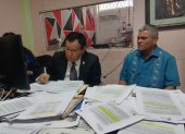 El abogado Jorge Iturburo (izquierda) y Harry Valarezo en la primera audiencia por la acción de protección.