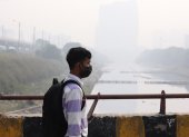 Un hombre lleva hoy una mascarilla en Nueva Delhi (India) para protegerse de la contaminación.