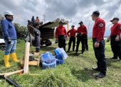 Personal operativo y técnico avanza con la preparación del terreno donde se van a instalar la nueva tubería.