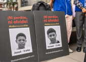 Fotografía de archivo que muestra carteles con la imagen de menores detenidos de forma irregular en Guayaquil y hallados días después asesinados