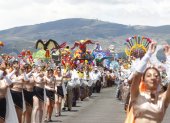 Bastoneras, bandas de paz y carros alegóricos animaron el Desfile de la Confraternidad en el norte de Quito.