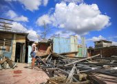Destrucción. Una mujer observa con tristeza los restos de su casa destruida días antes por el huracán Melissa en El Cobre, Santiago de Cuba. Hay miles de damnificados.