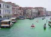 Una foto publicada por Rebelión contra la Extinción muestra a activistas tiñendo de verde el Gran Canal de Venecia durante una protesta en Venecia.