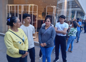 En la fila en el exterior del Mall de Sol se ve a Mónica Maldonado, quien al igual que cientos madrugaron para aprovechar las ofertas.
