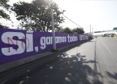 Situación. En Puembo, paredes  y muros están pintadas con propaganda electoral, generando molestia vecinal por la invasión del espacio público.