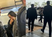 Izquierda: La ministra Zaida Rovira viajó acompañada de tres policías que la protegían de cerca. Derecha: El ministro Roberto Luque a su salida del aeropuerto de Quito.