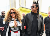 Beyoncé, acompañada por Jay-Z, entró pisando fuerte en el Grand Prix de Las Vegas. Y desató comentarios por sus trajes...