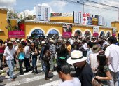 Antes de la prohibición, la Plaza de Toros era el corazón de las Fiestas de Quito, con largas filas de aficionados esperando cada tarde taurina.
