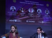 El alcalde de Madrid, José Luis Martínez ALmeida (d) junto a la escritora uruguaya, Carmen Posadas, durante elconversatorio "Talento Iberoamericano: experiencias que conectan desde Madrid" organizado por la Unión de Ciudades Capitales Iberoamericanas, con motivo del 43º aniversario de UCCI, este lunes en la Casa América de Madrid.