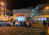 Agentes policiales custodian el área donde ocurrió el ataque armado frente al Hospital Teófilo Dávila, en Machala.