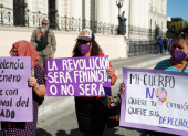 Manifestantes portan pancartas en San Salvador durante la jornada del Día Internacional para Erradicar la Violencia contra la Mujer.