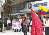 Un grupo de jubilados hacen un plantón al pie del IESS, en Guayaquil.