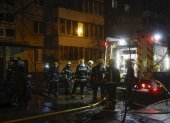 Rescatistas ucranianos trabajan en el lugar de un ataque ruso a un edificio residencial de nueve pisos en Kiev, Ucrania, el 25 de noviembre de 2025.