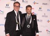 El productor estadounidense Ben Odell (izq.) y el actor mexicano Eugenio Derbez (der.) llegan a la alfombra roja para la 53.ª edición anual de los Premios Emmy Internacionales.