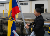 Colocación de la bandera ecuatoriana en la lancha guardacostas Isla Santa Rosa durante la ceremonia de entrega