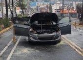 El auto incendiado quedó detenido sobre los carriles centrales de la av. Rodrigo de Chávez, en el sector Villaflora, sur de Quito.