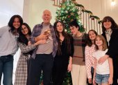 Bruce Willis junto a su familia. Demi Moore y Emma Feming están a su lado. Sus hijas lo acompañan.
