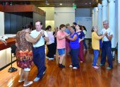 Un grupo de adultos mayores en una clase de tango en Guayaquil.