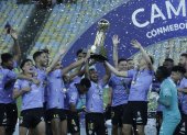 Jugadores de Independiente del Valle celebran su triunfo en la final de la Recopa Sudamericana ante Flamengo en el estadio Maracaná en Río de Janeiro.